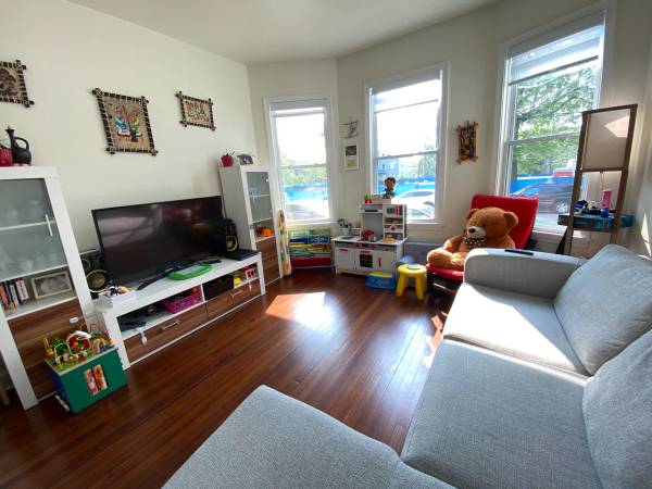 $2,700 / 3br - Updated 3BR in East Rock w/ central ac and in-unit laundry! (New Haven)64010332052482124