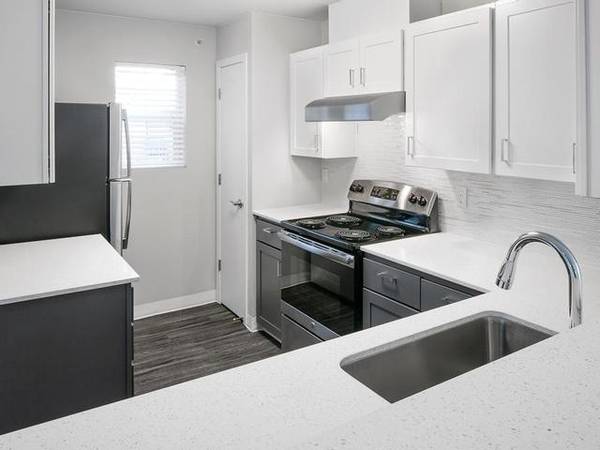 $1,957 / 2br - 974ft2 - Asar en la parrilla, Área de fogata junto a la piscina (8900 SW Sweek Drive)63831326281859121