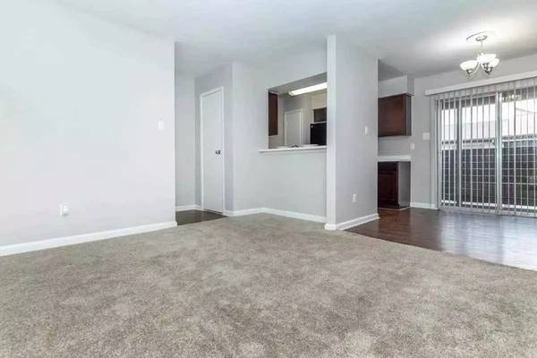 $1,200 / 2br - 813ft2 - Beautiful 2 Bed / 1 Bath Layout, Tons of Light. Call for a Tour! (Houston)63906679174402120