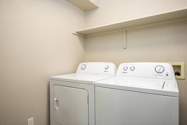 $2,158 / 3br - 1217ft2 - Check us out! We offer washers and dryers in all of our apartments! (Eugene)63373572552193123