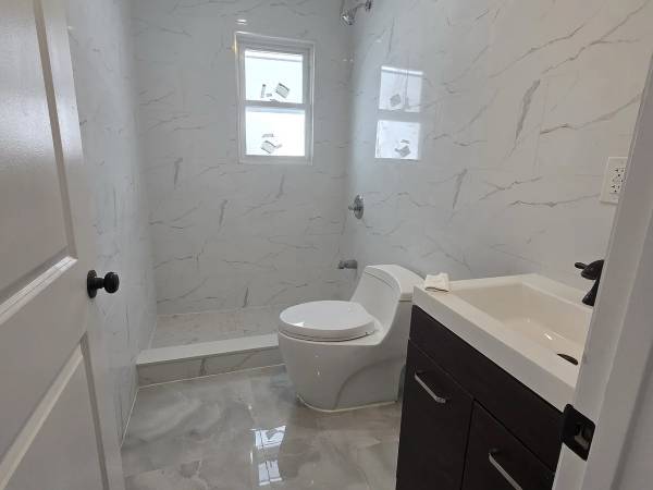 $3,300 / 3br - 1200ft2 - Wow! Spacious 3 br 2 bth apt in Throggs Neck! (Bronx)64033458446466123