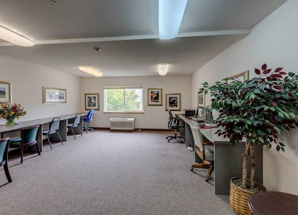 $1,925 / 2br - Microondas, Personal Profesional en el Lugar, Salón (149 South 140th Street, Burien, WA)63659517012995123