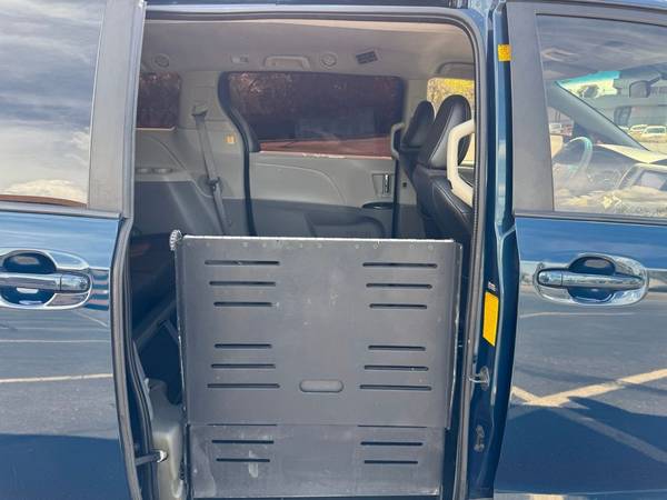 2011 Toyota Sienna SE, furgoneta para silla de ruedas adaptada para personas con discapacidad, 8 pasajeros, BraunAbility - $24,999 (Green State Motors)63442860088065122