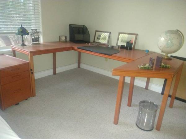 Large U shaped office desk in solid wood.like new 1
