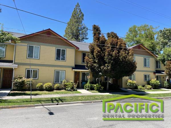 $1,145 / 2br - 1000ft2 - 904 & 906  SW 5th St (Grants Pass)63654692816131120