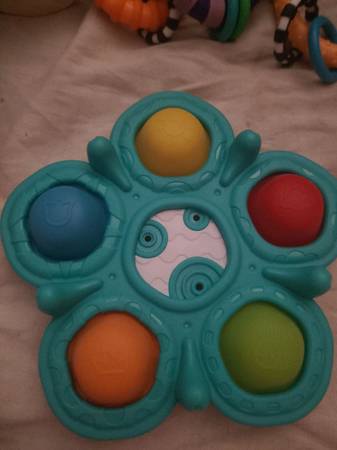 Playgo Pop Me Sensory Ring 1