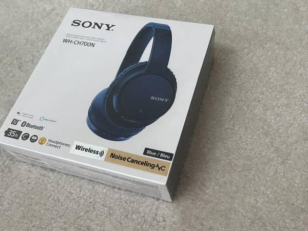 Sony noise cancelling Bluetooth headphones (Blue) & case. Hardly used. 1