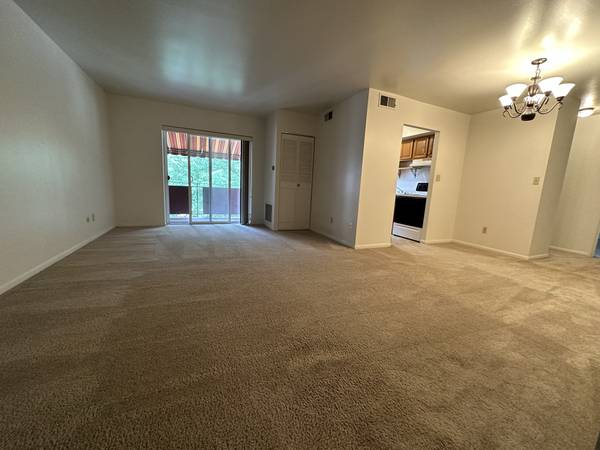 $1,075 / 1br - Incredible One Bedroom in Oakmont! Private Balcony, Central A/C & More (Oakmont / Plum / Fox Chapel / Harmar)63664526272129121