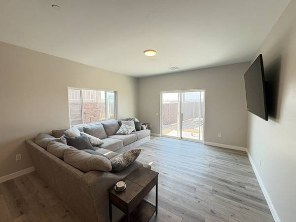 $2200.00 / 2br - 1167ft2 - Casa adosada de 2 dormitorios y 2 baños con garaje para RV de 40 pies.63799567936257124