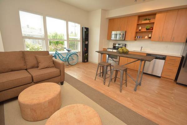 $1,895 / 2br - Amazing 2 Bed Available at Daveneaux! Call or Text Now! (NE Portland, NE Couch, Laurelhurst, Buckman)63914854216194123