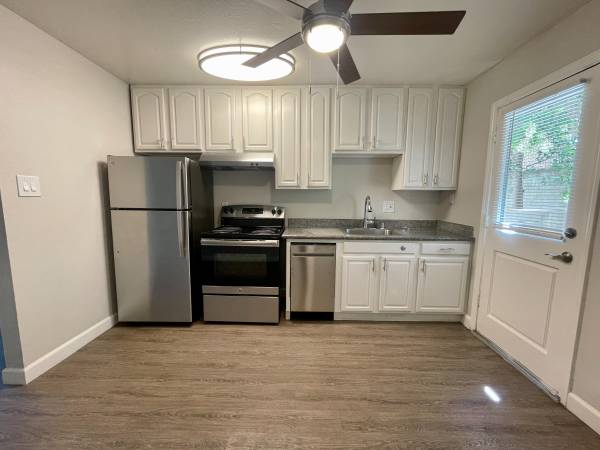 $2,295 / 2br - 797ft2 - Renovated and modern 2 bedroom! Spacious bedrooms! Gated and secure! (hayward / castro valley)63682796400515123