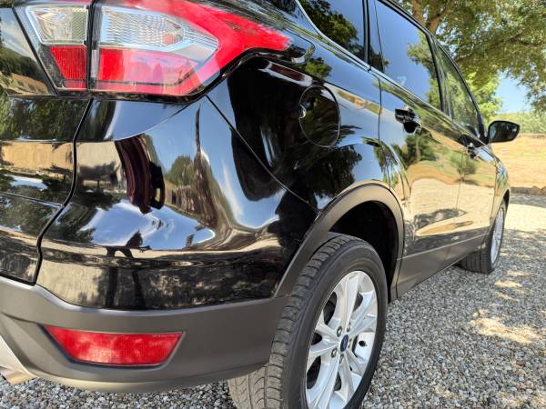 Techo panorámico negro 2018 Ford Escape SE. IMPOLUTO 35MPG, ¡¡No necesita nada!! - $8,900 (Banning)63624631610625121