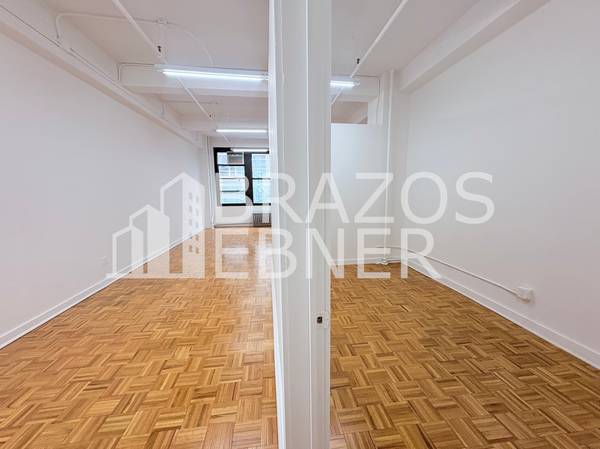 $2,900 / 863ft2 - 2nd Floor Office Loft, White Box + Small Built Room (Midtown West)63661187604739121