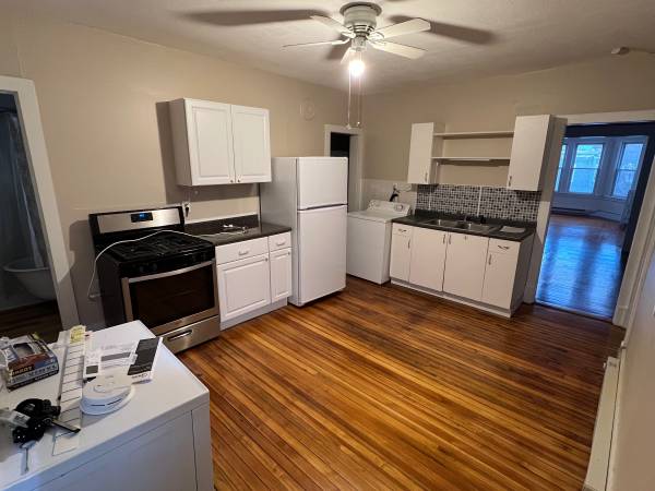 $1,550 / 2br - huge 2 bedroom apartment, third floor (Chicopee)64016884278658120