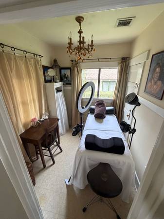 Salon space for rent. Lash, makeup or Acupuncturist (Pasadena)64281287052801122