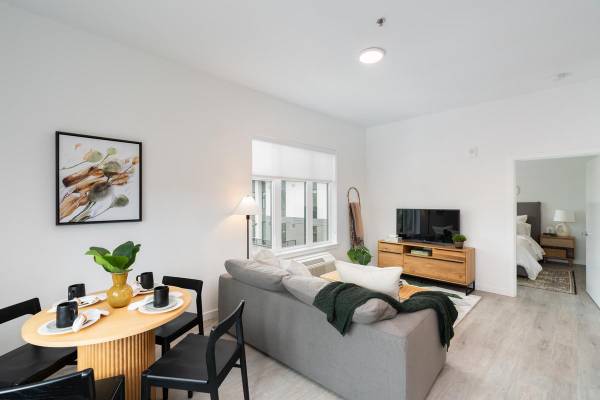 $2,199 / 2br - 888ft2 - EV Charging, Fitness Center  More  8 Weeks Free Rent! (Milwaukie)63831607965827123