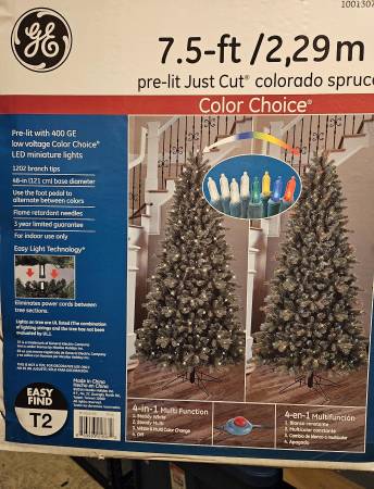 7 1/2' Green Artificial Christmas Tree 1