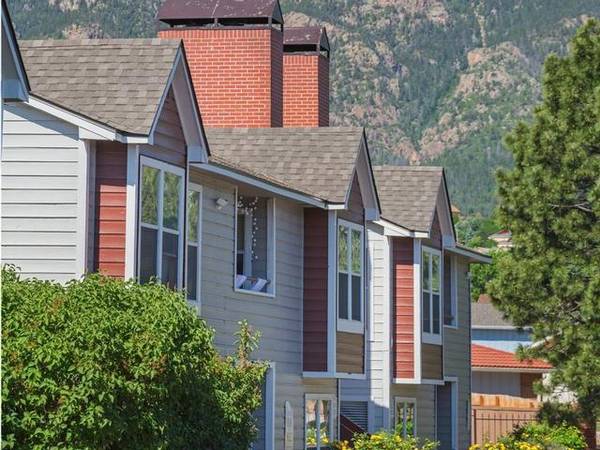 $1,185 / 1br - 740ft2 - Oportunidades de Liderazgo para Residentes, Garaje, Piscina Climatizada (Colorado Springs, Colorado 80906)63658145702787120