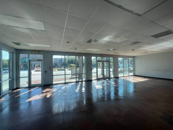 $23 / 1352ft2 - Office/retail on Savannah Hwy (West Ashley)64016105509633123