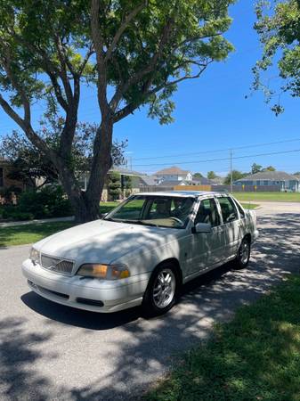 2000 volvo - $1,800 (New Orleans)63439067798019122