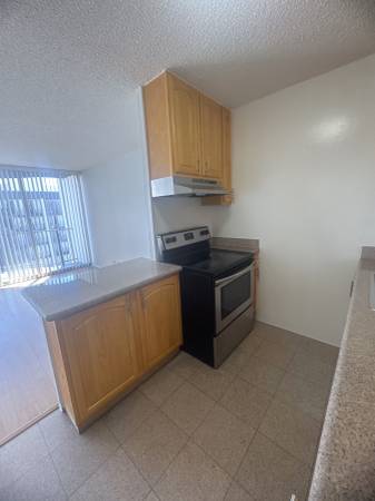 $2,195 Studio Charm, Sunlit Balcony Views and Short Walks to Hotspots! (tenderloin)64030485487489123
