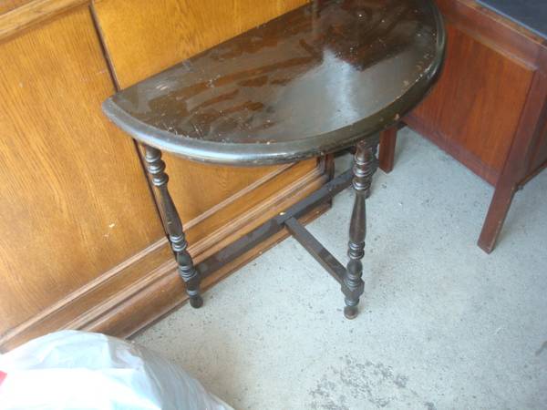 sm 1/2 moon table, 1