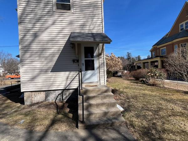 $1,600 / 1br - NEW PRICE-Bi-level One Bedroom on Elm Street Northampton (Northampton, MA)64016883460867121