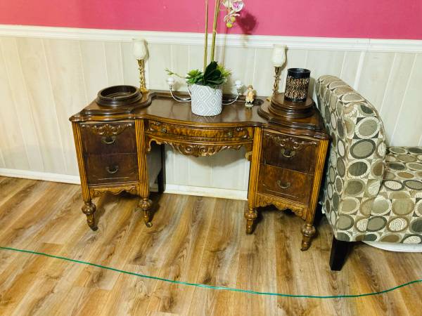 Antique vanity 1