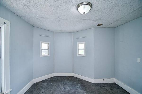 $875 / 2br - 2 bed half off deposit 2nd floor apt $875/month on 7th (Canton)63661042477569124