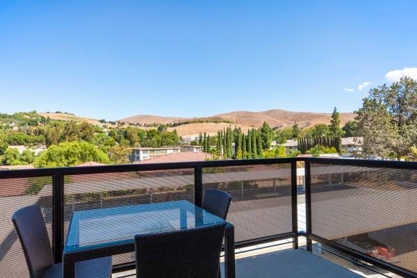 $2,999 / 2br - 1116ft2 - High Speed Internet, In-Unit Washer/Dryer, Expansive Private Balcony (Thousand Oaks)63981242904194123