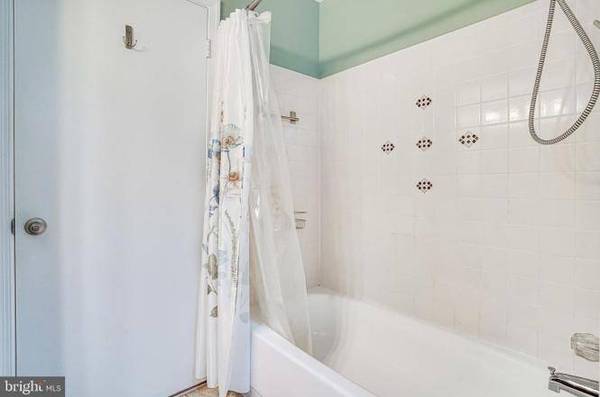 $1,000 / 1br - 1239ft2 - Beautifully remodeled with high quality upgrades to include: walnut c (Burke)63896395433987121
