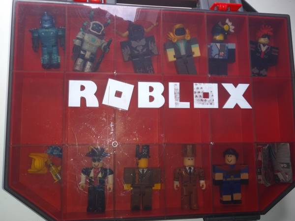 10 Collectible Roblox Figures and Storage Cage 1