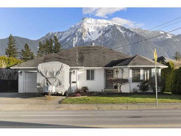 3 bed, 2 bath rancher featuring STUNNING MOUNTAIN VIEWS! 1