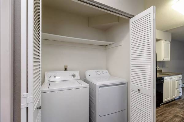 $1,657 / 2br - 977ft2 - Fluffy, Fido, and you! Our 2 Bed / 1 Bath is ready to move in. (Vancouver)63777384852227123