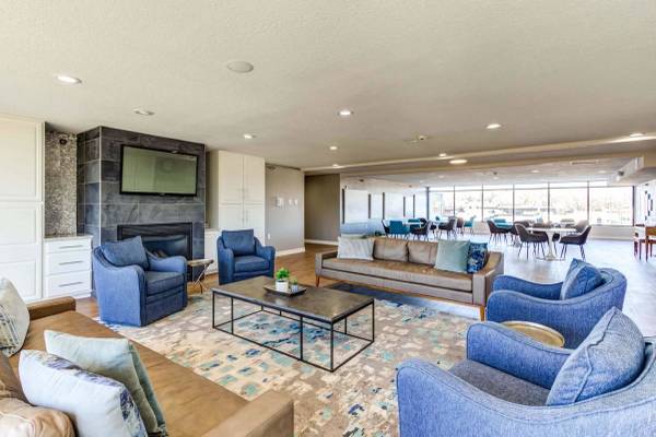 $1,425 / 1br - 797ft2 - Large Closets, Window Coverings, Rentable Guest Suite (110 E 1st St, Chaska, MN)63990382680579123