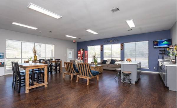 $800 / 2br - 790ft2 - $99 Deposit Special (Laredo)63662018604161124