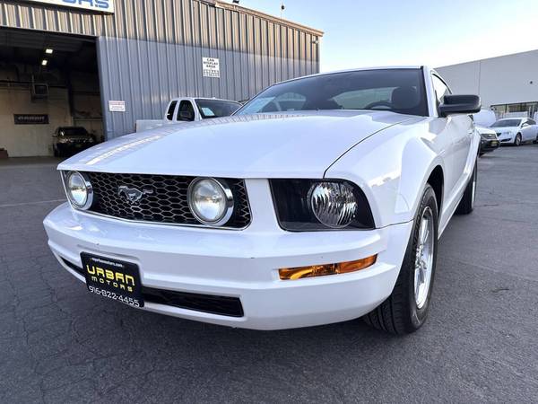 2007 *Ford* *Mustang* *V6 Deluxe 2 puertas Fastback* Blanco - $8.995 (Urban Motors)63470760132355122