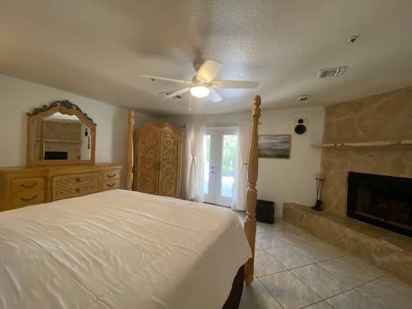 $1,550 / 6br - 720ft2 - GIANT PRIVATE ROOM w/attached bathroom, 10x20 closet, private entrance (Lake Havasu City)63618517681025123