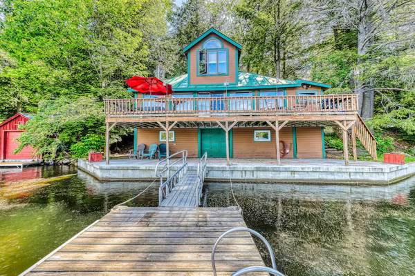 $1 / 3 habitaciones - Acogedora casa junto al agua con terraza, vistas al lago y bañera de hidromasaje privada (9 N Shore Dr, Ludlow, VT)633133794526751214