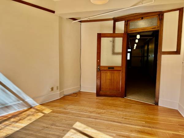 $725 / 160ft2 - West End office (917 SW Oak #213)63999315900419121