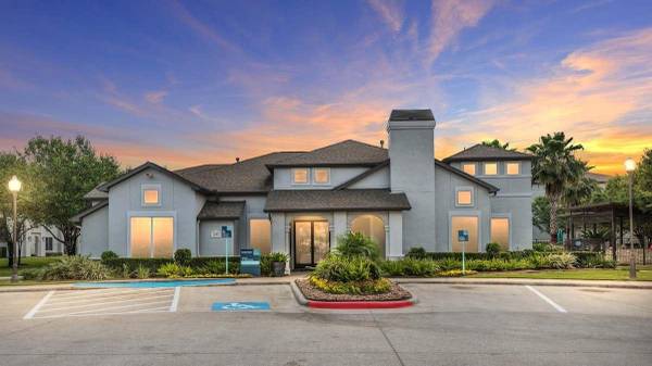 $1,345 / 2br - 1046ft2 - Enjoy Outdoor TV, Grilling & Cabanas-Your 2 BR Awaits (Conroe)63906677463683124