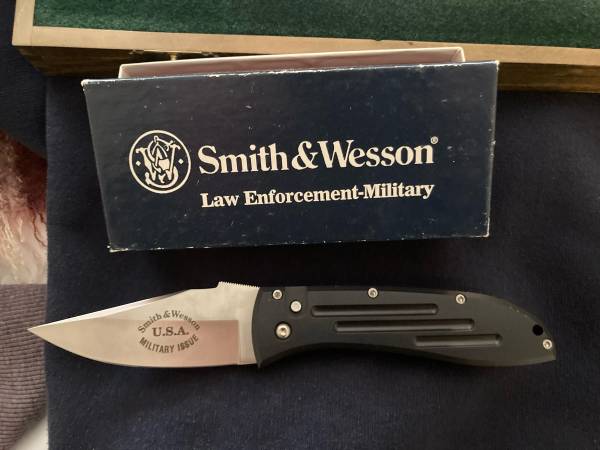 Smith & Wesson Law Enforcement-Military Knife 1