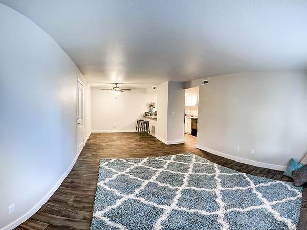 $1,050 / 1br - 600ft2 - Captivating City Views, 1 BR/1 BA with Vintage Charm (Holladay)63670973470083122