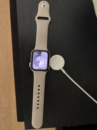 Apple Watch SE GPS and Cellular 1