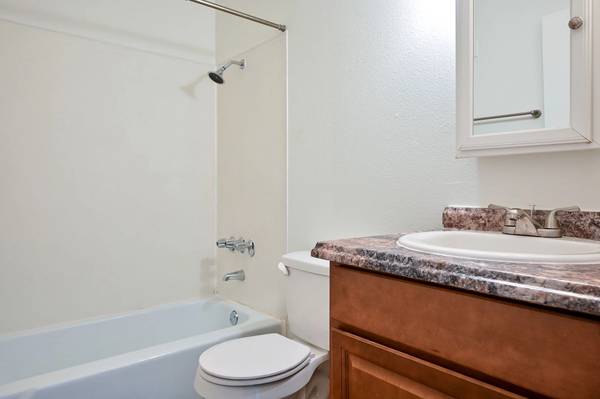 $1,450 / 2br - 900ft2 - Wow! You'll love this amazing 2 bed 1 bath home in Portland (Portland - Off of Barbur Boulevard)63831682121089124