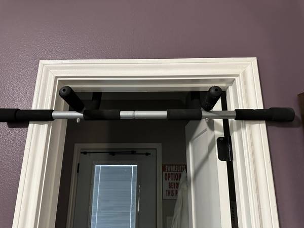 Pull-up bar 1