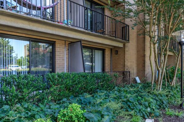 $1,869 / 1 habitación - 725 pies² - Persianas verticales + persianas mini incluidas, despensa, 1 dormitorio (250 S Whiting St, Alexandria, VA)63896154818307124