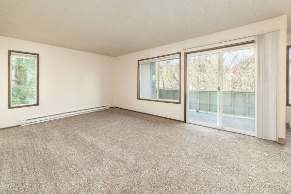 $1,450 / 1br - 722ft2 - Spacious Closets, Window Coverings, Open Living & Dining Areas (3710 SE Concord Rd, Portland, OR)63867270077953122