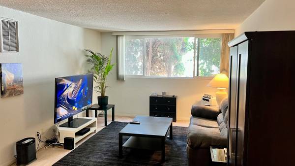 $1,450 / 2br - 1150ft2 - Brentwood/West LA: Private Room & Bathroom $1450 (Utils Included) (Brentwood)63998004857858124