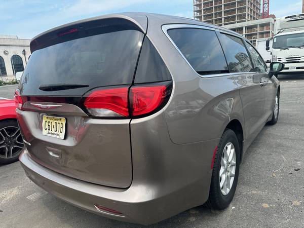 2017 CHRYSLER PACIFICA - $8,900 (CONEY ISLAND)63614795712641123